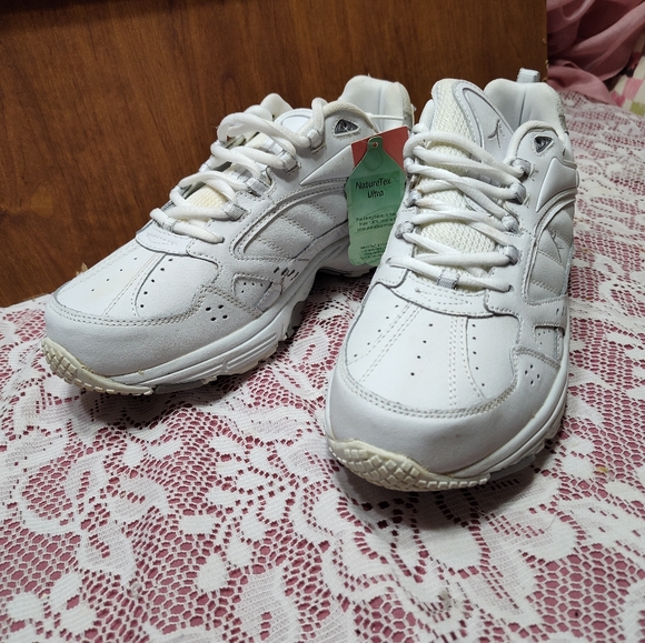 Danskin Now athletic shoe Leather Upper Nwob Size 11 - Picture 1 of 7
